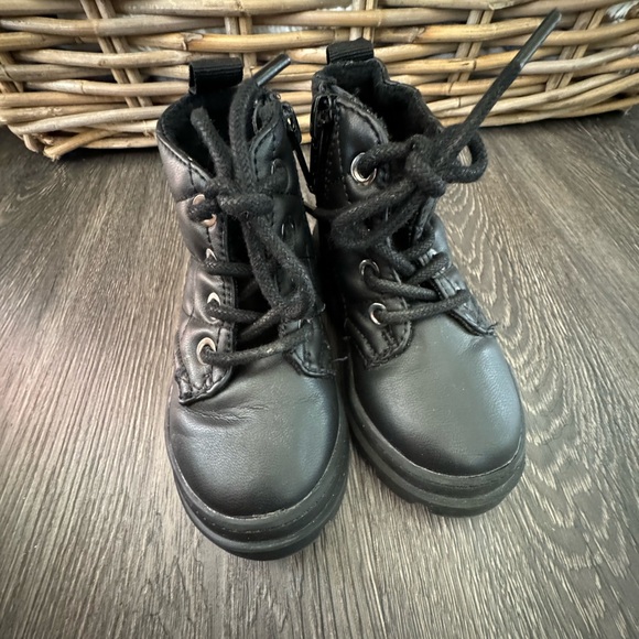 Toddler girl Size 5.5 boots - Picture 2 of 5